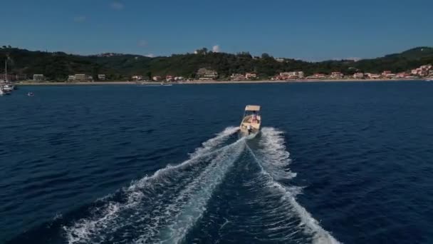 Insel Korfu Griechenland 2023 Ein Kleines Motorboot Kreuzt Durch Das — Stockvideo