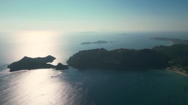コルフ島 ギリシャ 2023 ターコイズの海と砂浜をフィーチャーしたアギオスジョゴスビーチのドローン空中映像 転がる丘の魅力的な背景に設定 — ストック動画