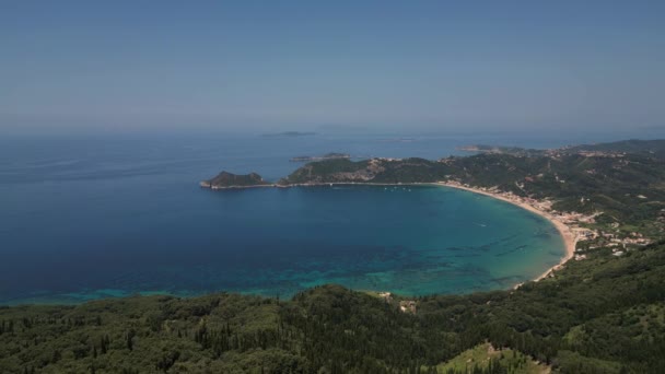 コルフ島 ギリシャ 2023 ターコイズの海と砂浜をフィーチャーしたアギオスジョゴスビーチのドローン空中映像 転がる丘の魅力的な背景に設定 — ストック動画