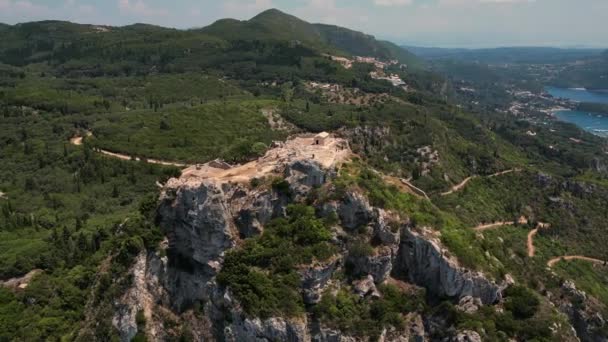 コルフ島 ギリシャ 2023 アンジェロカストのドローン映像 島のビザンチン城 北西海岸の島の海岸線の最高峰の上に — ストック動画