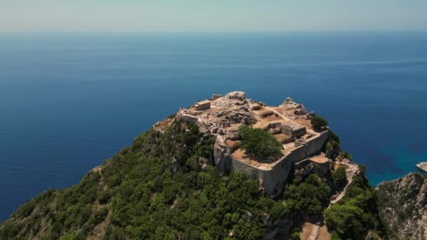 코르푸 그리스 2023 해안에서 해안선의 피크의 상단에있는 섬에있는 비잔틴 Angelokastro의 — 비디오