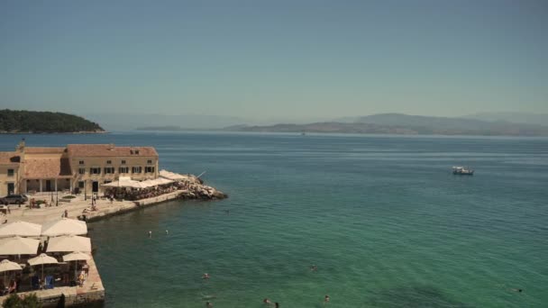 Korfu Grekland 2023 Stranden Faliraki Liten Stadsstrand Som Ligger Nedanför — Stockvideo