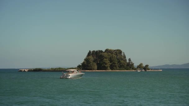 Isola Corfù Grecia 2023 Piccola Barca Privata Ancorata Presso Isola — Video Stock