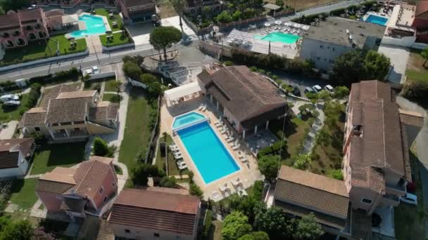 希腊科孚岛 2023 科孚岛上一家有游泳池的小旅馆的无人驾驶飞机镜头 — 图库视频影像