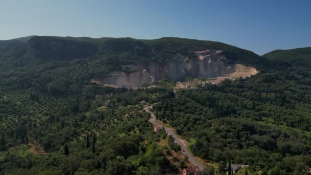 コルフ島 ギリシャ 2023 Corfuのアラクリ山脈のトロペタ峠の石灰岩採石場の航空映像 — ストック動画