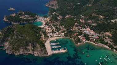 Korfu Adası, Yunanistan - 2023.07.01 - 09: Kuzeybatı Korfu 'da çarpıcı plajlara sahip güzel bir köy olan Palaiokastritsa' nın insansız hava aracı görüntüleri
