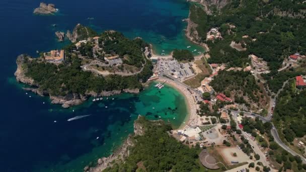 希腊科孚岛 2023 位于科孚西北部的美丽村庄Palaiokastritsa的无人驾驶飞机镜头 — 图库视频影像