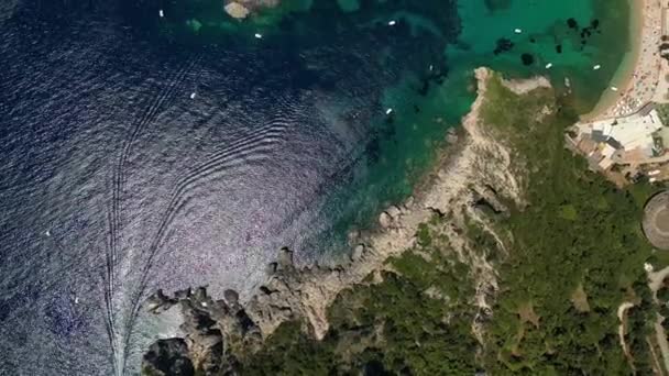 コルフ島 ギリシャ 2023 北西コルフの美しいビーチを持つ美しい村パライオカストラチッサの航空無人機の映像 — ストック動画