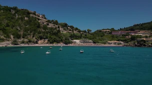 コルフ島 ギリシャ 2023 パラリア エルモーンズビーチから遠くない太陽の海に穏やかに揺れているボートのドローン映像 暑い日に — ストック動画