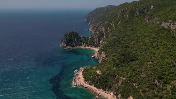 コルフ島 ギリシャ 2023 パラリア エルモーンズビーチから遠くない太陽の海に穏やかに揺れているボートのドローン映像 暑い日に — ストック動画