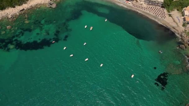 Isla Corfú Grecia 2023 Imágenes Drones Barcos Balanceándose Suavemente Mar — Vídeos de Stock