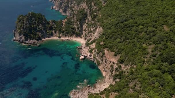 希腊科孚岛 2023 天气炎热的日子里 船只在离帕拉莉亚埃莉诺海滩不远的海面上轻轻摇曳的镜头 — 图库视频影像