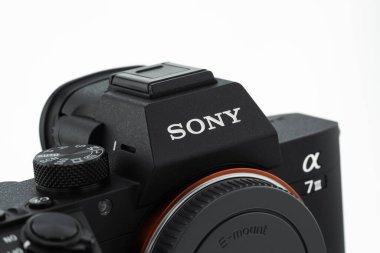 Londra, Birleşik Krallık - 2023.02.28: Sony a7iii kamerasının beyaz arkaplanlı yakın çekim fotoğrafı