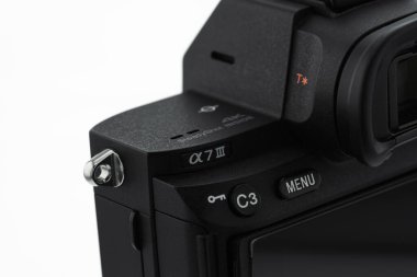 Londra, Birleşik Krallık - 2023.02.28: Sony a7iii kamerasının beyaz arkaplanlı yakın çekim fotoğrafı