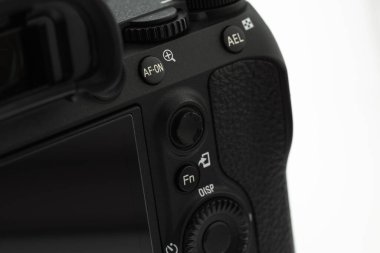Londra, Birleşik Krallık - 2023.02.28: Sony a7iii kamerasının beyaz arkaplanlı yakın çekim fotoğrafı