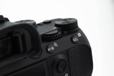Londra, Birleşik Krallık - 2023.02.28: Sony a7iii kamerasının beyaz arkaplanlı yakın çekim fotoğrafı