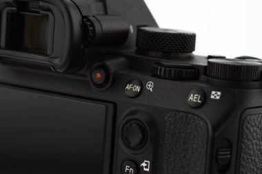 Londra, Birleşik Krallık - 2023.02.28: Sony a7iii kamerasının beyaz arkaplanlı yakın çekim fotoğrafı