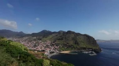 Madeira, Portekiz - 2023.04.04 - 09: Güneşli bir günde Madeira Adası 'ndaki güzel Praia de Machico plajının muhteşem manzarası