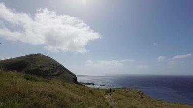 Madeira Adası 'ndaki Prainha do Canial plajına doğru yürüyorum.