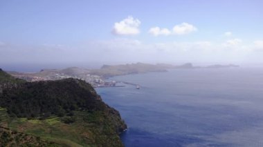 Madeira Adası 'ndaki Prainha do Canial plajına doğru yürüyorum.