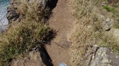 Madeira, Portekiz - 2023.04.04 - 09: Madeira adasındaki Miradouro da Prainha perspektifinde yürümek