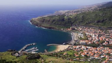 Madeira, Portekiz - 2023.04.04 - 09: Güneşli bir günde Madeira Adası 'ndaki güzel Praia de Machico plajının muhteşem manzarası