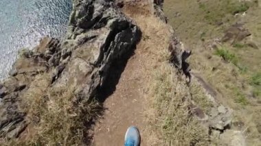 Madeira, Portekiz - 2023.04.04 - 09: Madeira adasındaki Miradouro da Prainha perspektifinde yürümek
