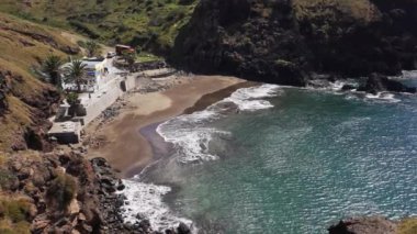 Madeira Adası 'ndaki Prainha do Canial plajına doğru yürüyorum.