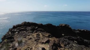 Madeira Adası 'ndaki Prainha do Canial plajına doğru yürüyorum.