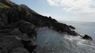 Madeira Adası 'ndaki Prainha do Canial plajına doğru yürüyorum.