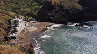 Madeira Adası 'ndaki Prainha do Canial plajına doğru yürüyorum.
