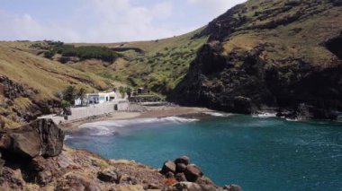 Madeira Adası 'ndaki Prainha do Canial plajına doğru yürüyorum.