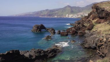Madeira Adası 'ndaki Prainha do Canial plajına doğru yürüyorum.