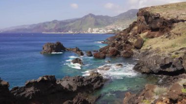 Madeira Adası 'ndaki Prainha do Canial plajına doğru yürüyorum.