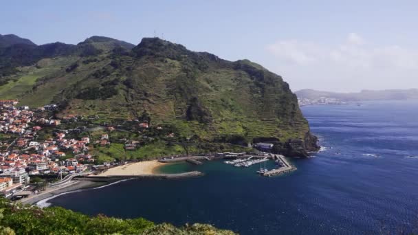 マデイラ ポルトガル 2023 晴れた風の良い日にマデイラ島の美しいプライア マチコのビーチの素晴らしい景色 — ストック動画