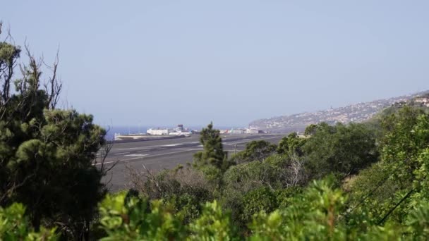 Madeira Portugal 2023 Pemandangan Bukit Pendaratan Pesawat Bandar Udara Madeira — Stok Video