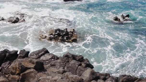 マデイラ ポルトガル 2023 マデイラ島で岩を打つ海の波の眺め — ストック動画
