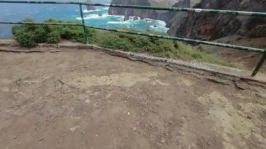 Madeira, Portekiz - 2023.04.04 - 09: Güzel mavi suyla rüzgarlı bir günde Miradouro da Ponta do Rosto 'nun güzel manzarası