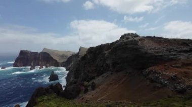 Madeira, Portekiz - 2023.04.04 - 09: Güzel mavi suyla rüzgarlı bir günde Miradouro da Ponta do Rosto 'nun güzel manzarası