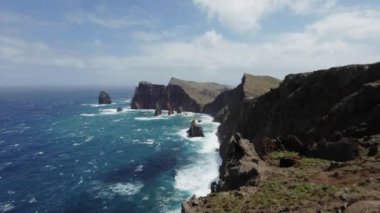 Madeira, Portekiz - 2023.04.04 - 09: Güzel mavi suyla rüzgarlı bir günde Miradouro da Ponta do Rosto 'nun güzel manzarası