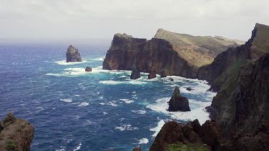 Madeira, Portekiz - 2023.04.04 - 09: Güzel mavi suyla rüzgarlı bir günde Miradouro da Ponta do Rosto 'nun güzel manzarası