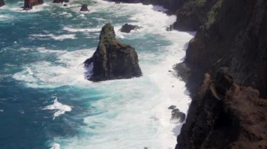 Madeira, Portekiz - 2023.04.04 - 09: Güzel mavi suyla rüzgarlı bir günde Miradouro da Ponta do Rosto 'nun güzel manzarası