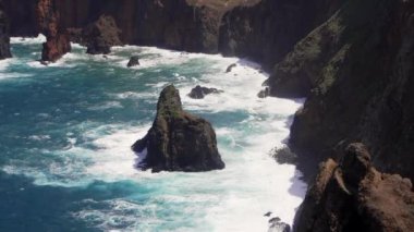 Madeira, Portekiz - 2023.04.04 - 09: Güzel mavi suyla rüzgarlı bir günde Miradouro da Ponta do Rosto 'nun güzel manzarası