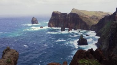 Madeira, Portekiz - 2023.04.04 - 09: Güzel mavi suyla rüzgarlı bir günde Miradouro da Ponta do Rosto 'nun güzel manzarası