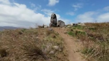 Madeira, Portekiz - 2023.04.04 - 09: Güzel mavi suyla rüzgarlı bir günde Miradouro da Ponta do Rosto 'nun manzaraları etrafında yürümek