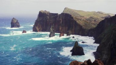 Madeira, Portekiz - 2023.04.04 - 09: Güzel mavi suyla rüzgarlı bir günde Miradouro da Ponta do Rosto 'nun güzel manzarası