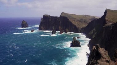 Madeira, Portekiz - 2023.04.04 - 09: Güzel mavi suyla rüzgarlı bir günde Miradouro da Ponta do Rosto 'nun güzel manzarası