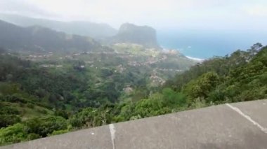 Madeira Adası 'ndaki Prainha do Canial plajına doğru yürüyorum.