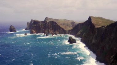 Madeira, Portekiz - 2023.04.04 - 09: Güzel mavi suyla rüzgarlı bir günde Miradouro da Ponta do Rosto 'nun güzel manzarası