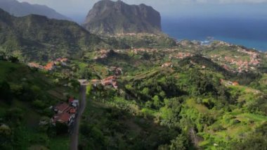 Madeira, Portekiz - 2023.04.04 - 09: 600 metre Penha dguia 'nın güzel panoramik manzarası Madeira' nın en göze çarpan jeolojik sembollerinden birini sallıyor